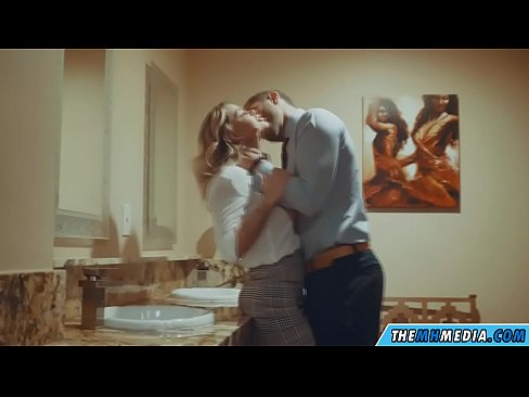 ❤️ 当一个胸大无脑的金发女郎在公共厕所里勾引你时 Sex video﹏﹏